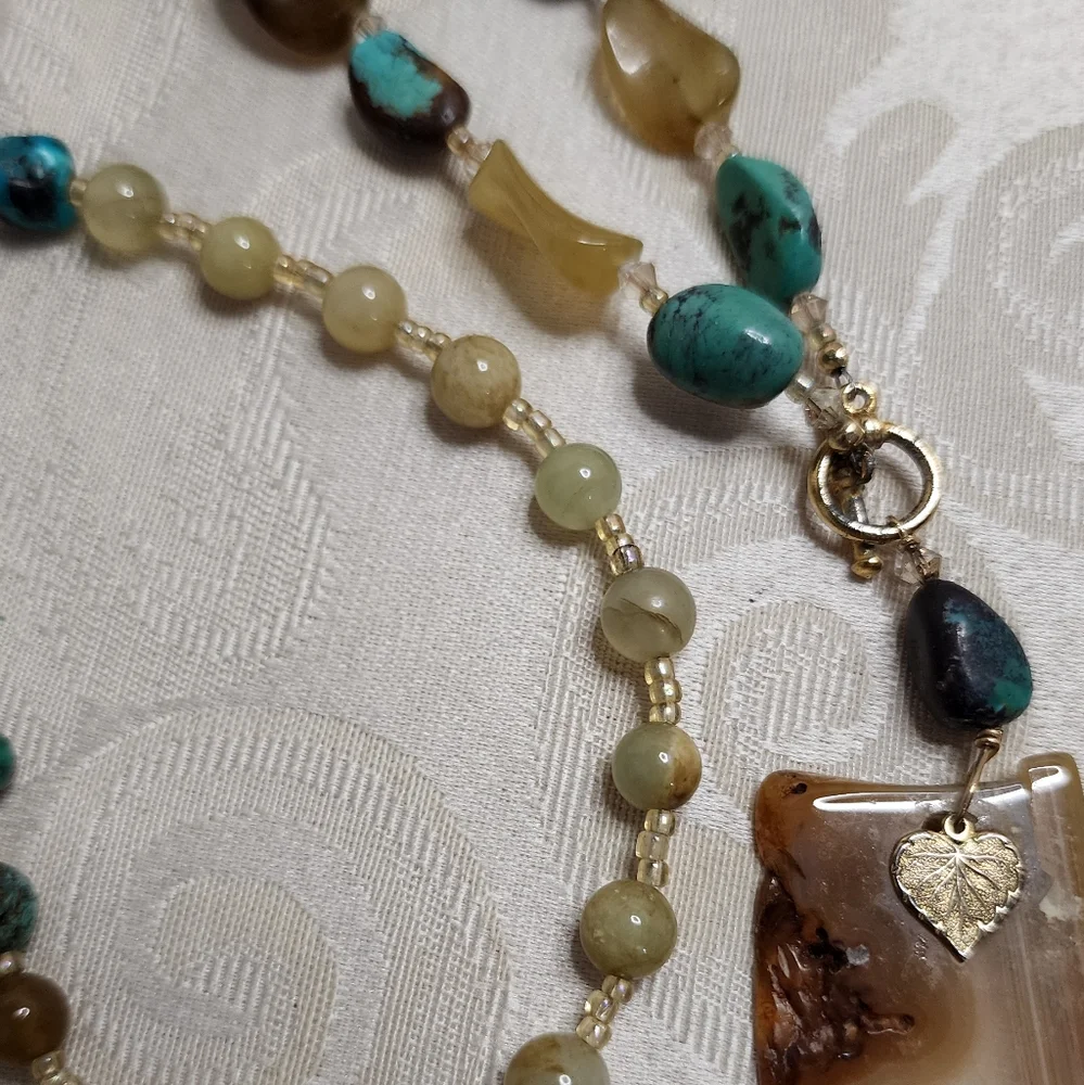 VINTAGE 70'S GEMSTONE BEADED NECKLACE WITH AGATE SLICE PENDANT